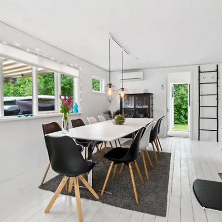 2 Bedroom Awesome In Prázdninový dům